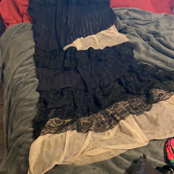 Black gown - Picture 4 of 6